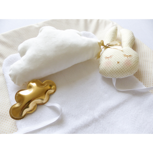 housse-de-matelas-a-langerzzz-creme-pois-dore-et-ses-petits-accessoires-.jpg