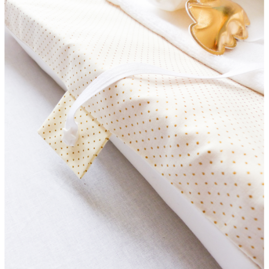 housse-de-matelas-a-langer-creme-pois-dore-et-ses-petits-accezzzzssoires-.jpg