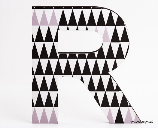 lettera in legno R - trama triangoli neri