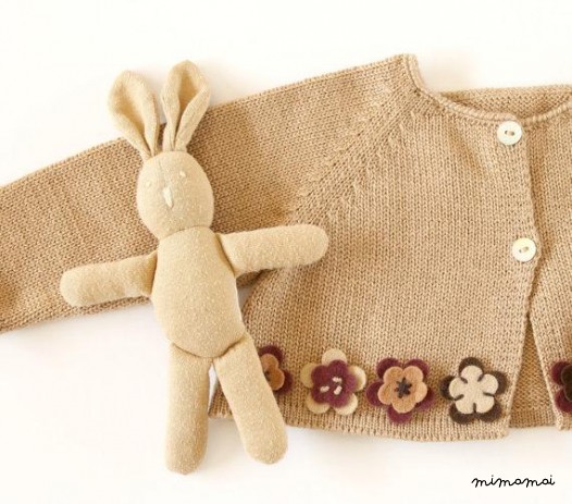 Maglia bambino piccolo cappotto in cammello con fiori di feltro.