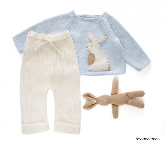 Maglione lavorato a maglia e pantaloni a costine in morbido blu e bianco con un coniglio in feltro.