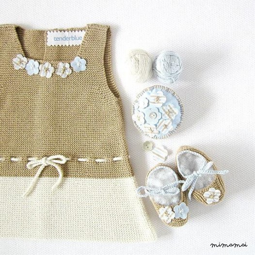 Abito in maglia baby in cammello e perla con fiorellini, scarpe di corrispondenza.