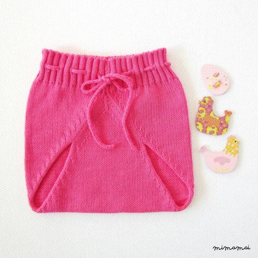 Maglia maglione a righe e copertura di pannolino in rosa con pollo. 100% cotone.