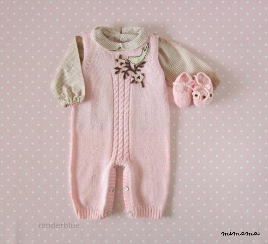 Tuta in maglia rosa con fiori di feltro, scarpe di corrispondenza. 100% lana merino.
