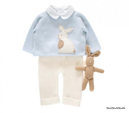 Maglione lavorato a maglia e pantaloni a costine in morbido blu e bianco con un coniglio in feltro.