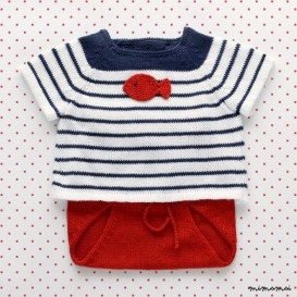 Maglia bambino insieme. Maglione e copertura del pannolino. Rosso, blu marino e bianco.