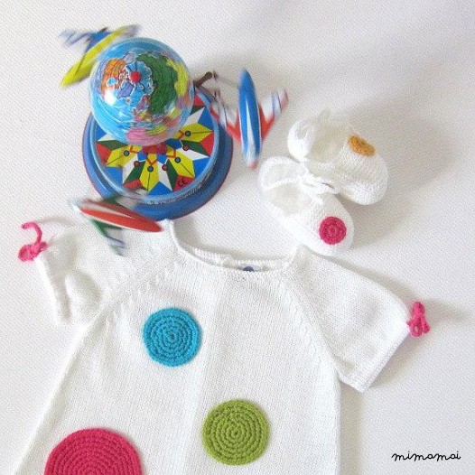 Maglia bambino vestito, bianco, con grande uncinetto punti.