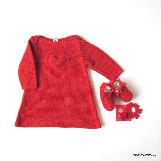 Un abito di maglia bambino in rosso con un cuore. 100% cotone.
