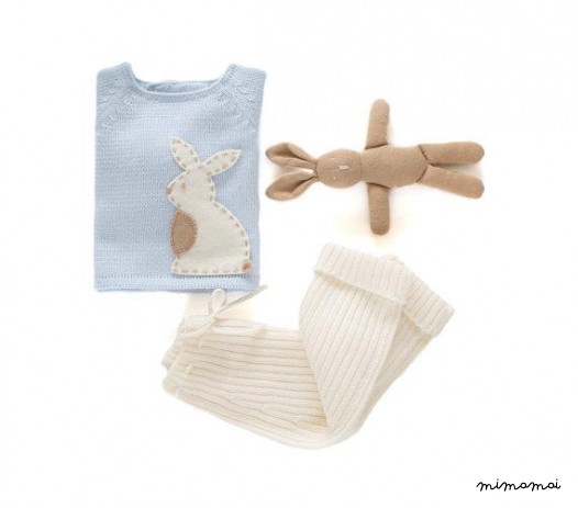 Maglione lavorato a maglia e pantaloni a costine in morbido blu e bianco con un coniglio in feltro.