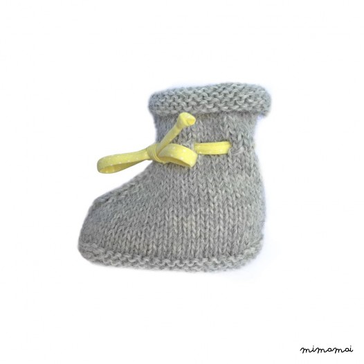 Chaussons bottines alpaga grise et ruban jaune &agrave; pois blancs