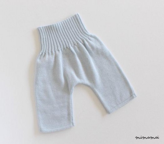 Maglia bambino insieme. Maglione a righe, pantaloni e calzini.