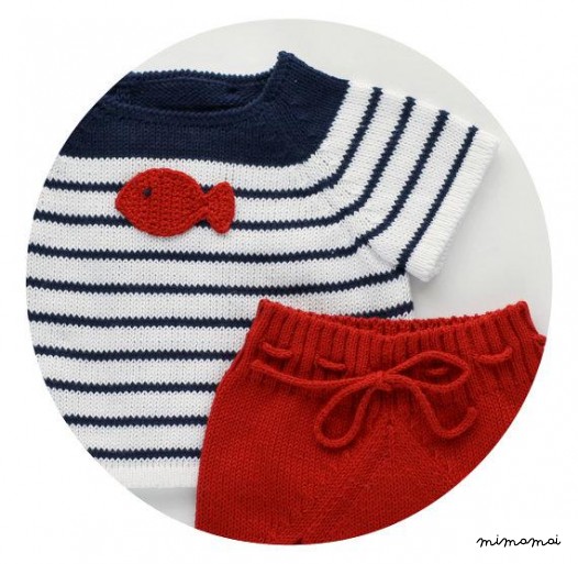 Maglia bambino insieme. Maglione e copertura del pannolino. Rosso, blu marino e bianco.