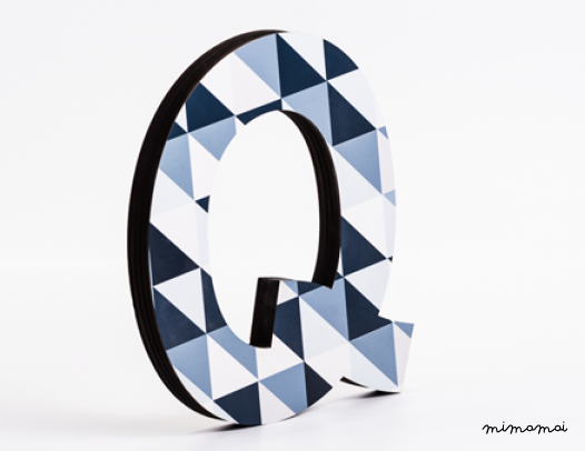 lettera in legno Q - trama quadratini blu diagonale