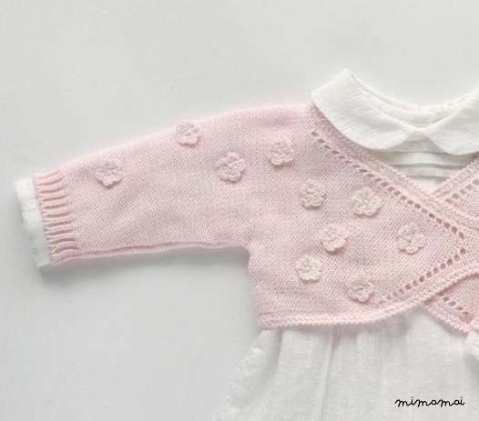 Maglia bambino cache-coeur in morbido rosa con fiori all'uncinetto per una bambina.