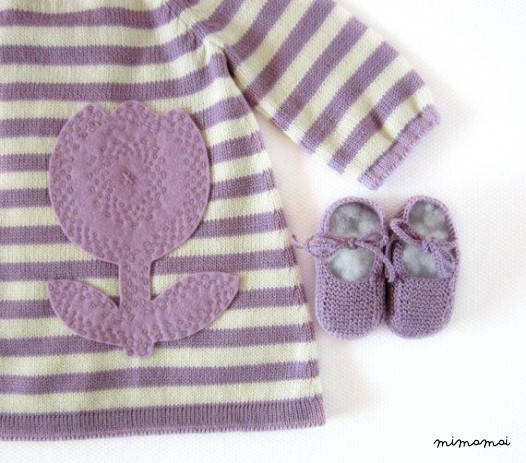 maglia a righe bambino vestito, scarpe, in lilla e perle, con un fiore di feltro.