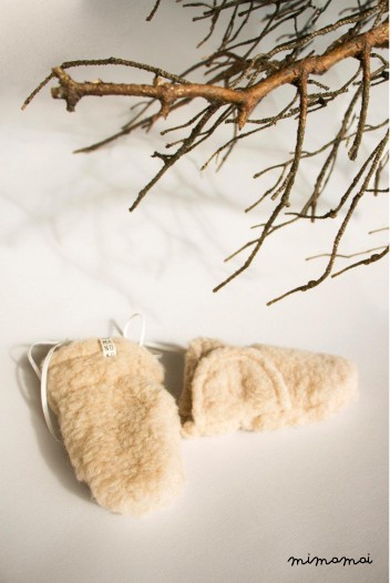 Woolen mittens with a string