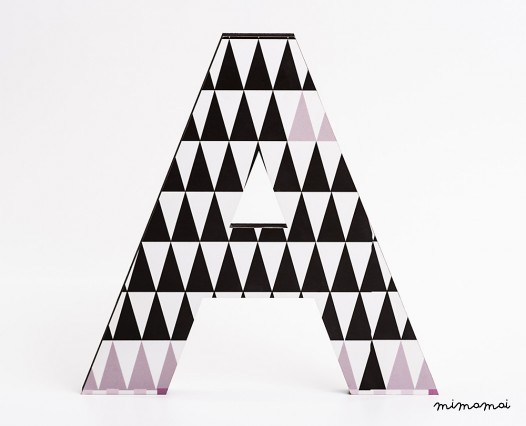 lettera in legno A - trama triangoli neri