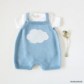 Tuta in maglia blu cielo con una nuvola. 100% cotone.
