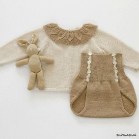 Maglia bambino insieme in perla/cammello. Maglia con pizzo collare e pannolino copertina.