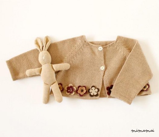 Maglia bambino piccolo cappotto in cammello con fiori di feltro.