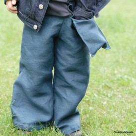 Linen teal trousers with a hanging pocket