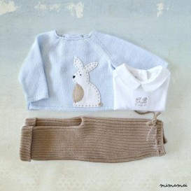 Maglione lavorato a maglia e pantaloni a costine. Morbido blu e cammello.
