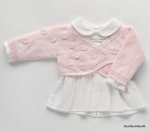 Maglia bambino cache-coeur in morbido rosa con fiori all'uncinetto per una bambina.