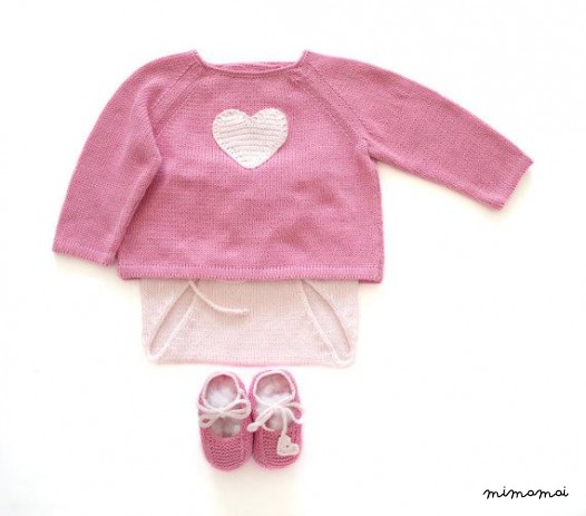 Maglione lavorato a maglia del bambino, copertura del pannolino e scarpe - un dolce cuore rosa.