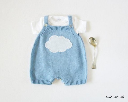 Tuta in maglia blu cielo con una nuvola. 100% cotone.