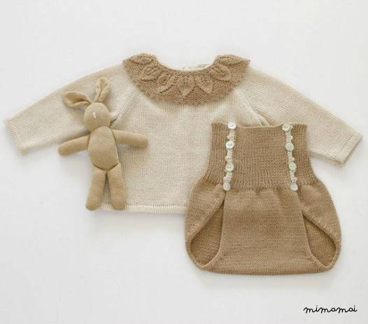 Maglia bambino insieme in perla/cammello. Maglia con pizzo collare e pannolino copertina.