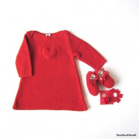 Un abito di maglia bambino in rosso con un cuore. 100% cotone.
