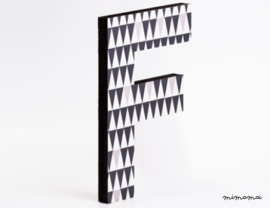 lettera in legno F - trama triangoli neri