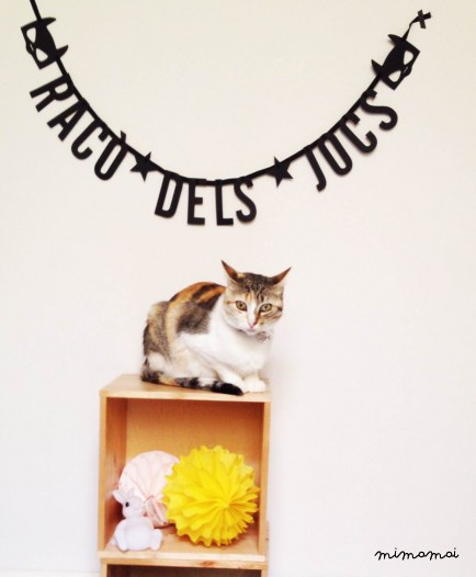 BLACK LETTER GARLAND
