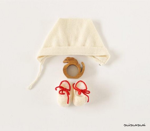 maglia bambino vestito, cappello e scarpe.