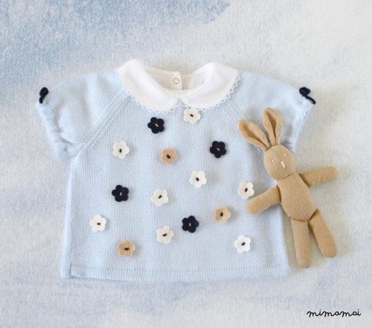 Maglia con maniche corte e poco feltro fiori.