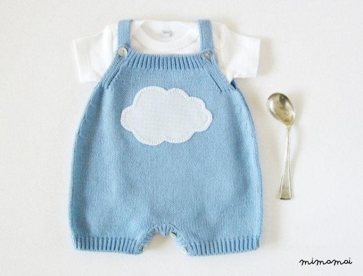Tuta in maglia blu cielo con una nuvola. 100% cotone.