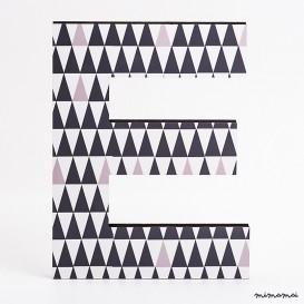lettera in legno E - trama triangoli neri