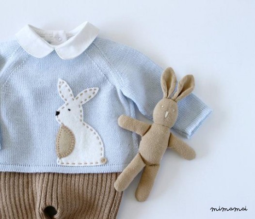 Maglione lavorato a maglia e pantaloni a costine. Morbido blu e cammello.