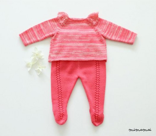 Maglia bambino insieme. Maglione e body. Rosa. Bordo in pizzo.