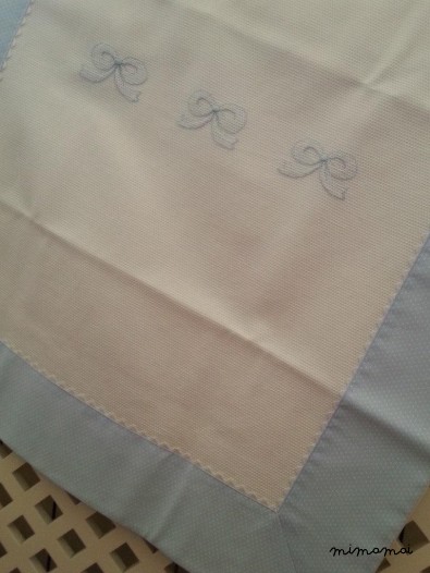 Copertina lettino in piqu&eacute; di cotone ricamata a mano con nodo d'amore a punto erba