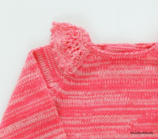 Maglia bambino insieme. Maglione e body. Rosa. Bordo in pizzo.