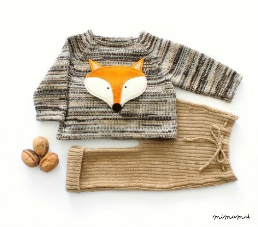 Maglia bambino insieme. Maglione e pantaloni a costine. Marrone, cammello, perla.