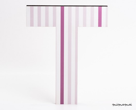 lettera in legno T - trama righe verticali rosa
