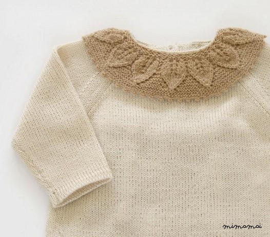 Maglia bambino insieme in perla/cammello. Maglia con pizzo collare e pannolino copertina.
