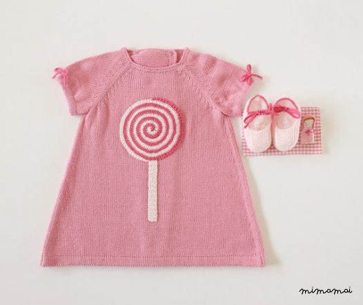 Maglia bambino vestito rosa con un lecca-lecca all'uncinetto.