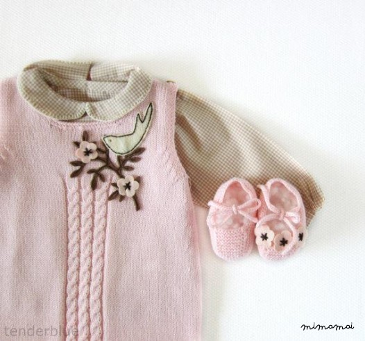 Tuta in maglia rosa con fiori di feltro, scarpe di corrispondenza. 100% lana merino.