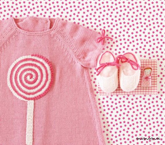 Maglia bambino vestito rosa con un lecca-lecca all'uncinetto.