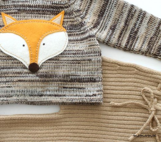 Maglia bambino insieme. Maglione e pantaloni a costine. Marrone, cammello, perla.