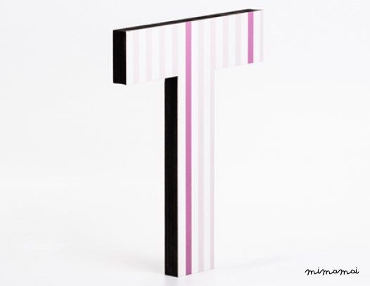 lettera in legno T - trama righe verticali rosa