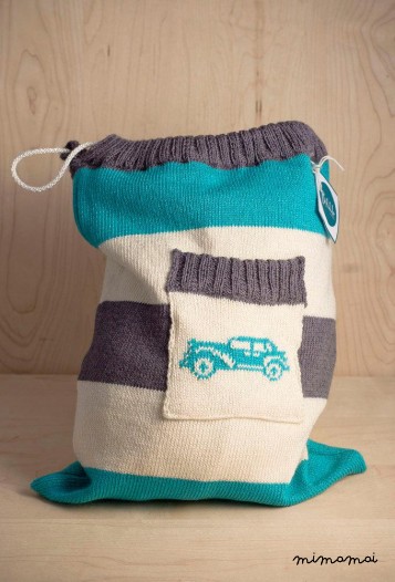 Borsa morbida maglia con tasca motivo auto in turchese, crema e grigio: 30x35cm
